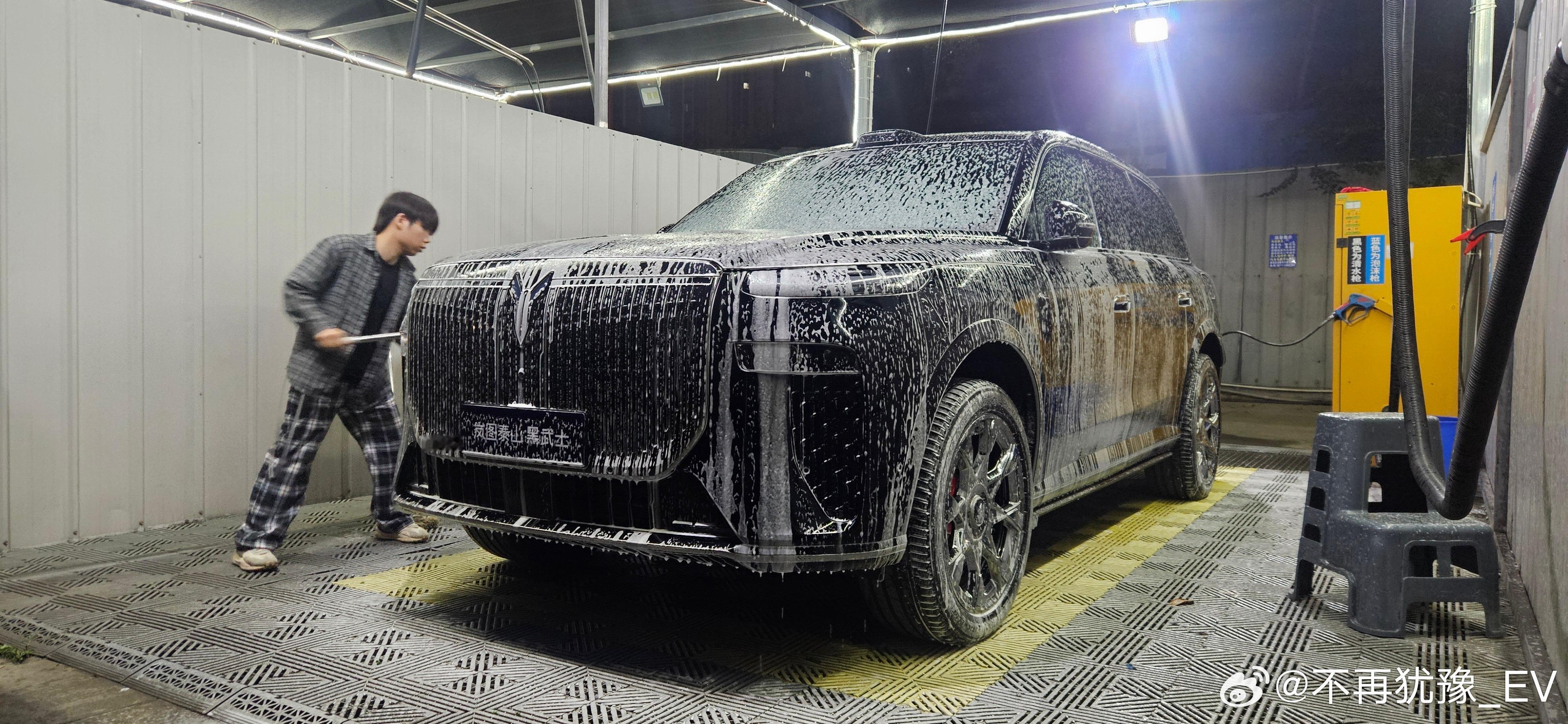 洗个车，今天拍它岚图泰山黑武士我和汽车的日常