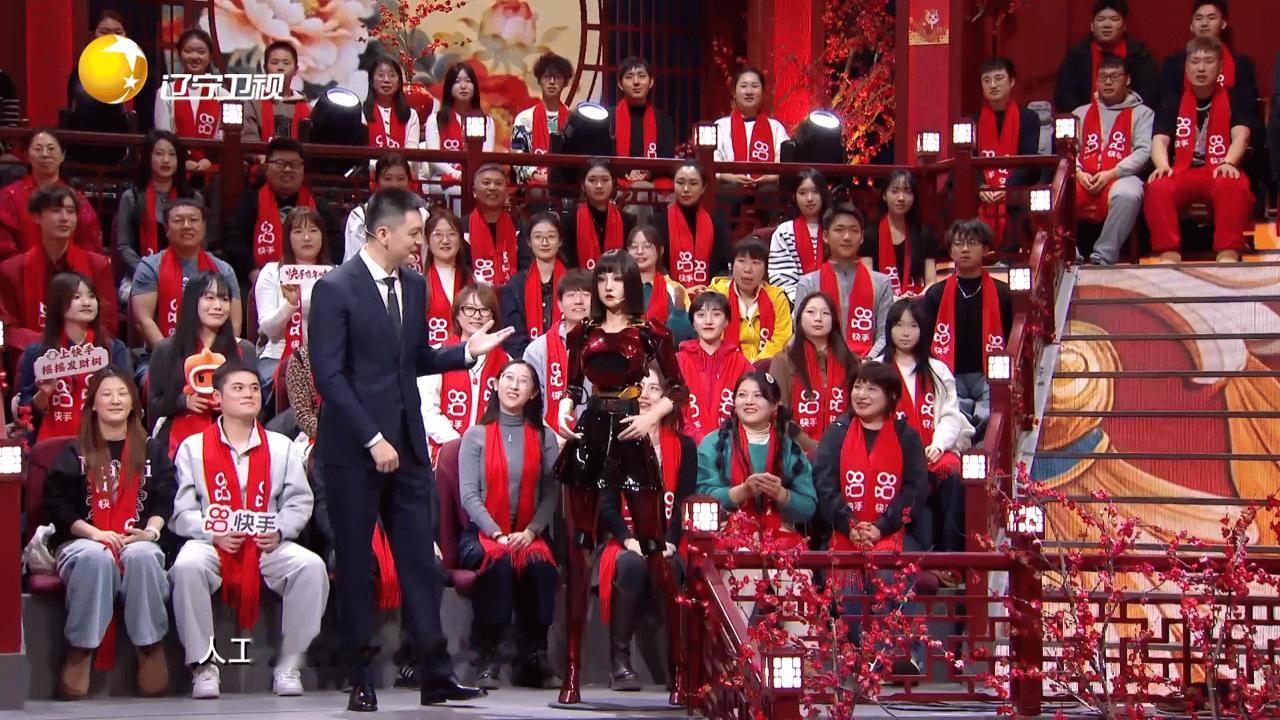 杨鸣被机器人整破防了杨鸣辽视春晚跨界破防！仿生机器人“小柒”狂轰篮球术语与赛场梗