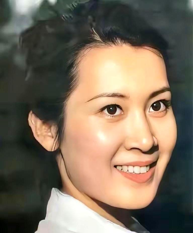 她65岁了，还是一个人，气质却一点没垮，反而越来越稳。
你可能没想到，她当年还因