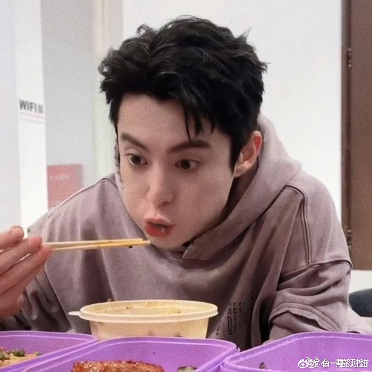 真给这个王鹤棣吃上新东西了 河堤这吃播状态谁看了不迷糊，吃到新东西眼睛瞬间亮晶晶