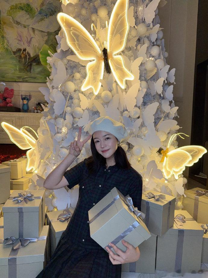 陈妍希周扬青合照陈妍希晒圣诞合照，周扬青惊喜出镜，两人贴脸同框，美得不相上下，太