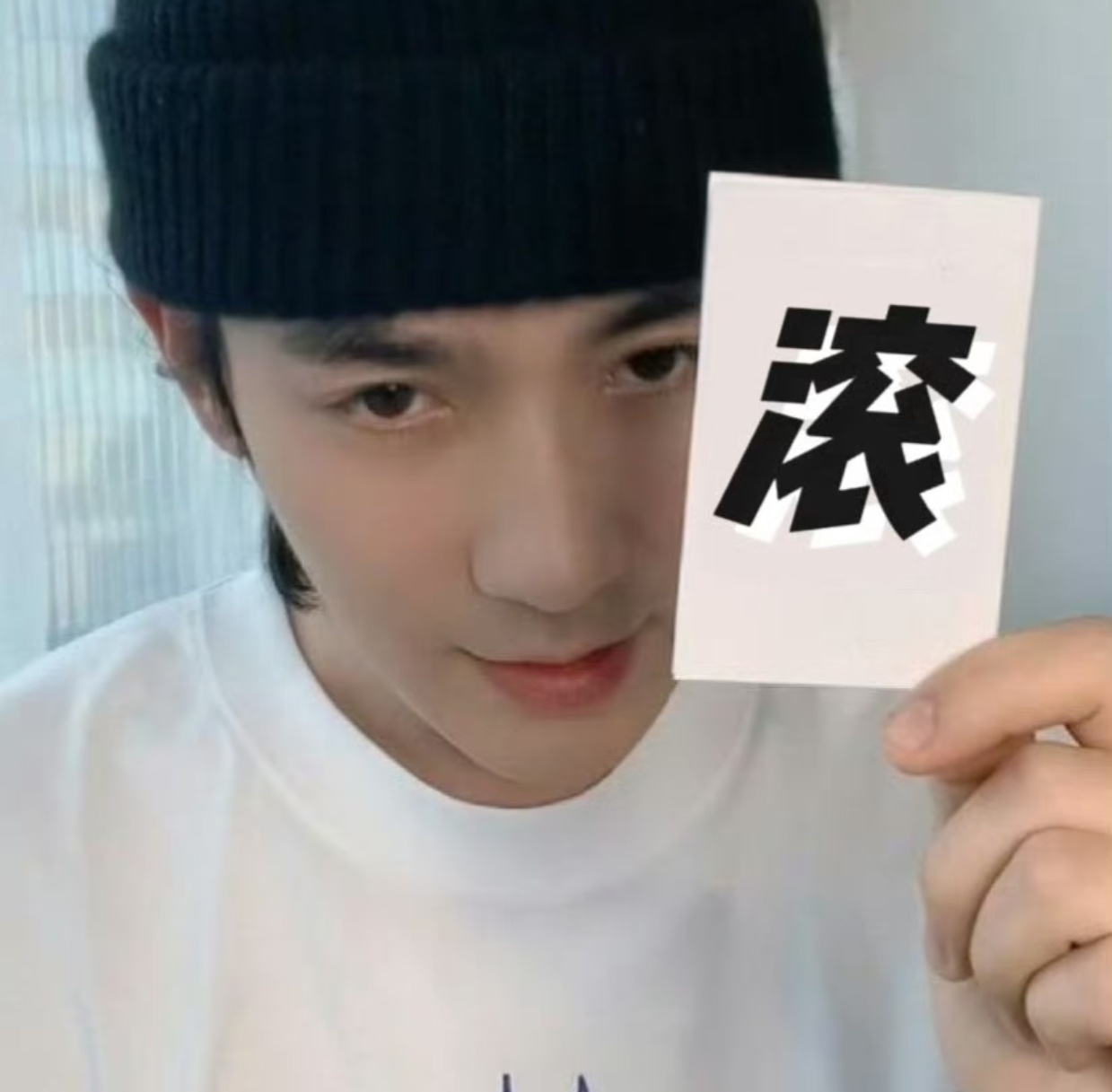 有什么办法呢，靠实力拿影帝就是这样啊，人老老实实在剧组拍戏呢奖杯自己送到手上来一