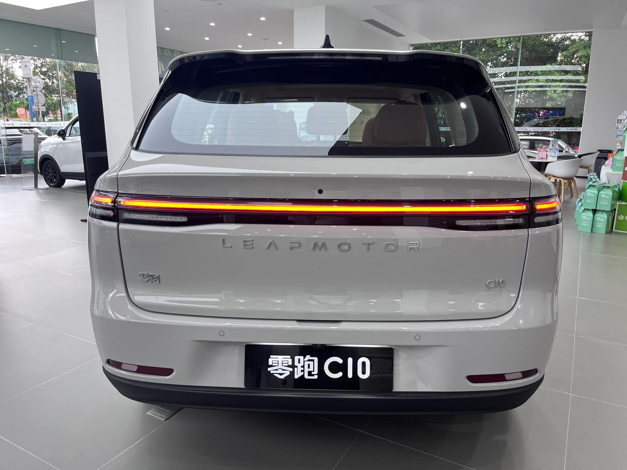 零跑汽车已经向国外发运手批零跑C10。根据个人试驾试乘C10的经验，向国外零居分