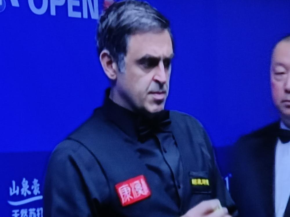 他开局连送16分，亲手把奥沙利文送上历史第一。
 
开局一杆防守，母球直接摔袋，