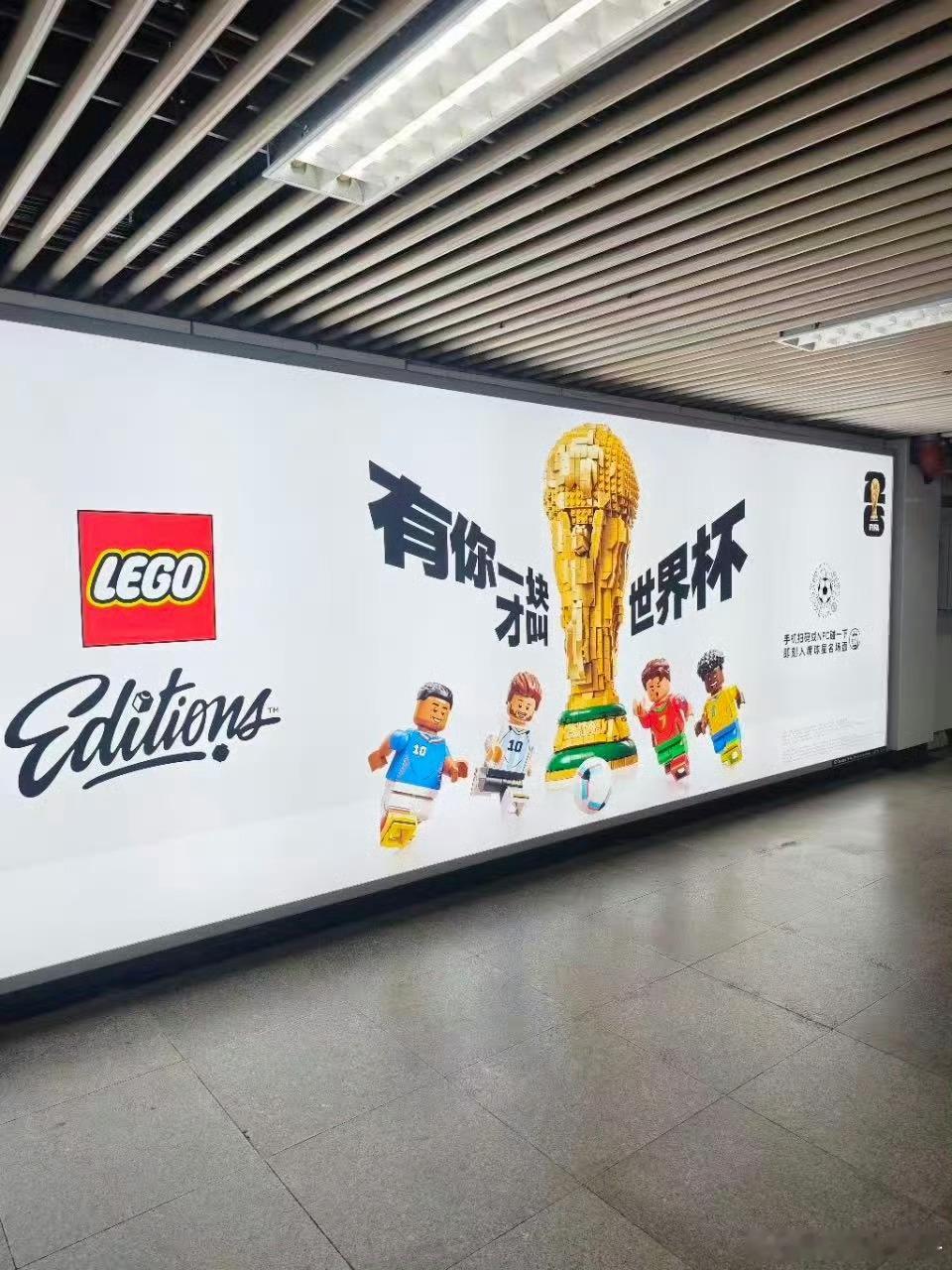 人一旦在有地铁的城市待过 就懂地铁里的“乐高雷达”有多灵！刚扫到远处有人举着【乐