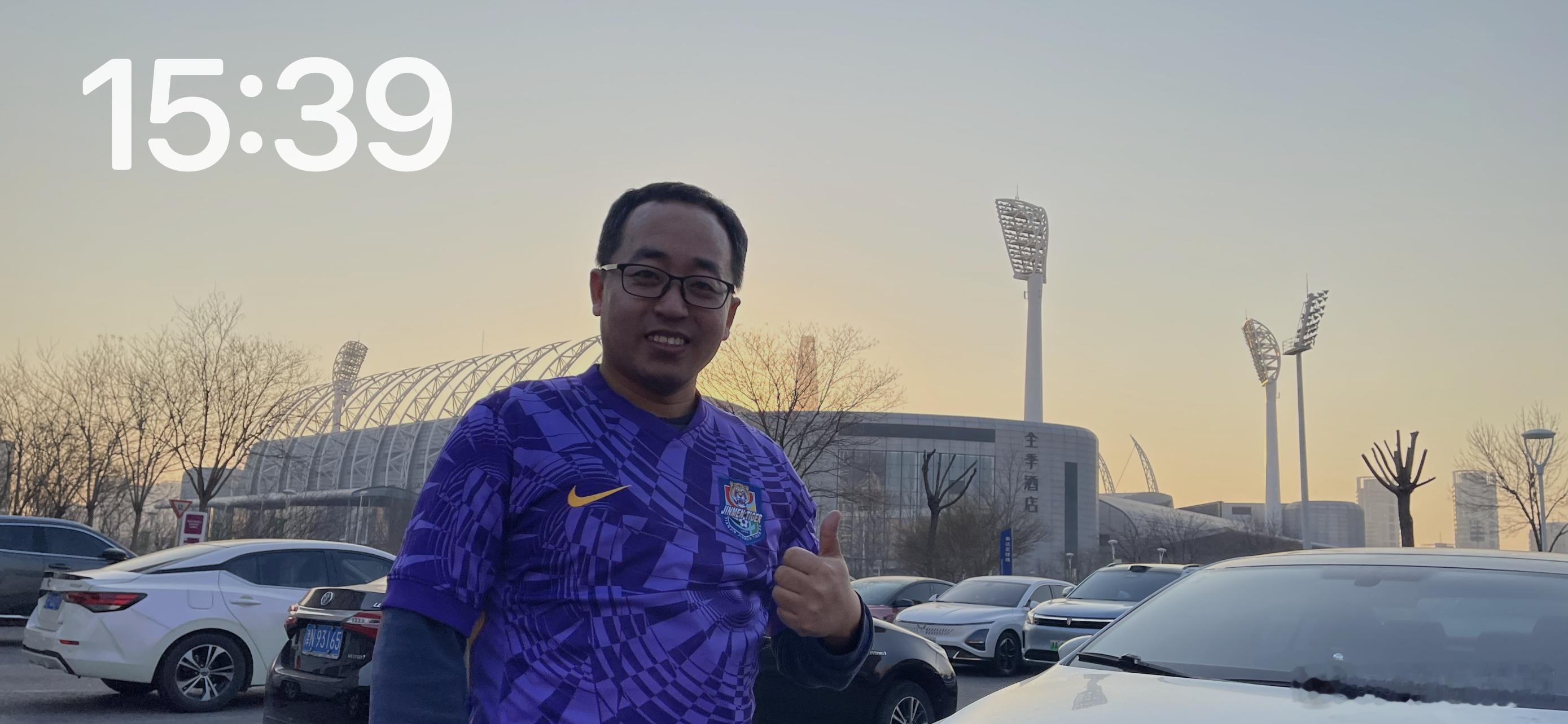 手机横屏放，锁屏就变这样了。我睡着了，手机自己横过来，立在那了。然后一睁眼，就看