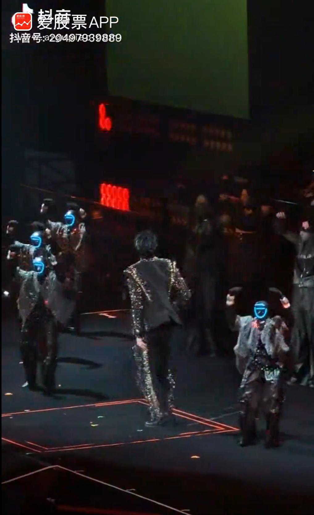 今天火爆的一件事儿，王力宏演唱会上用上了机器人舞者。马斯克也转发点赞了，引发外网