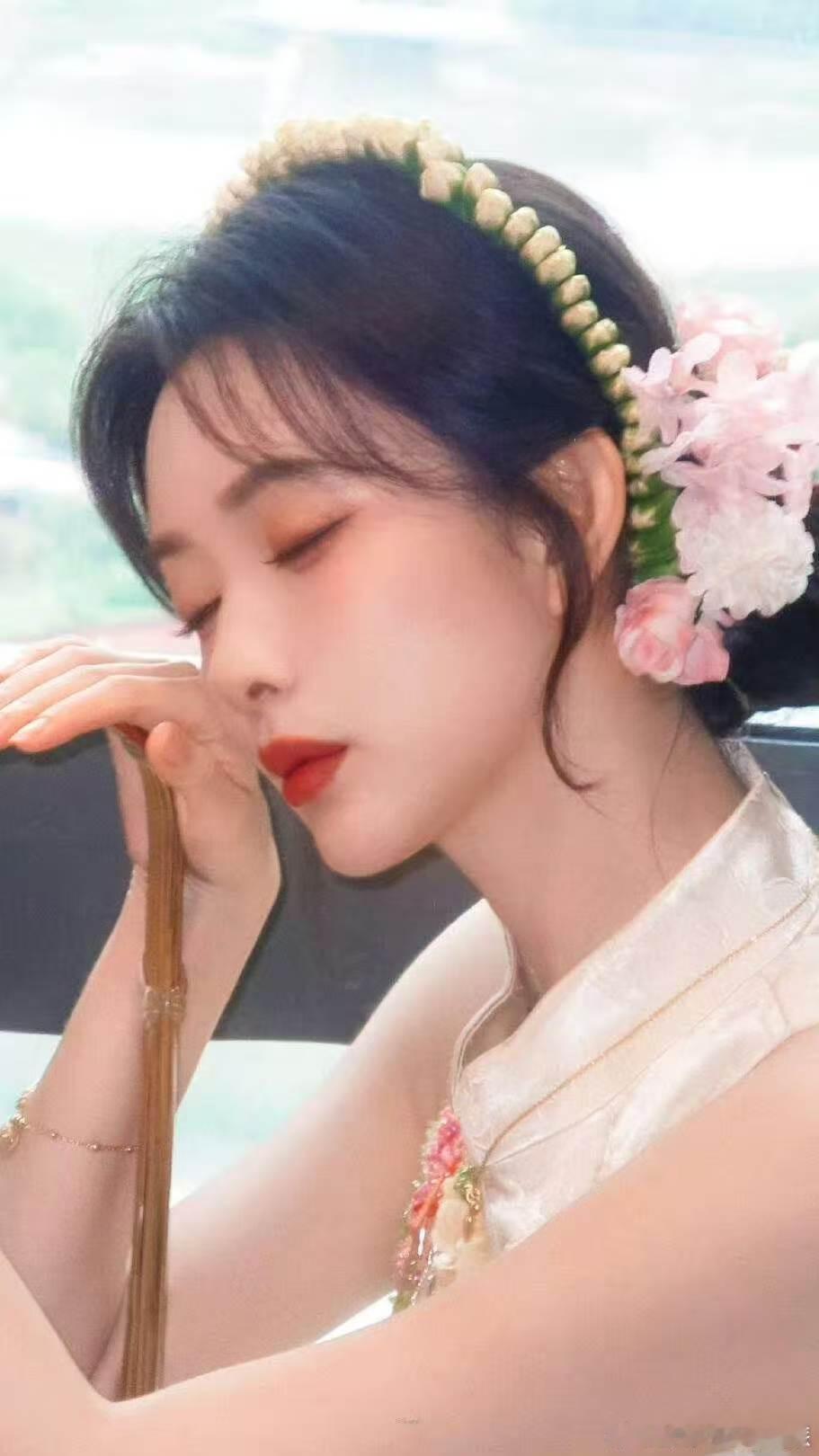 白鹿孟子义说今天穿长裤太开心了白鹿孟子义说穿长裤太开心了李晨扛着白鹿踩指压板 直