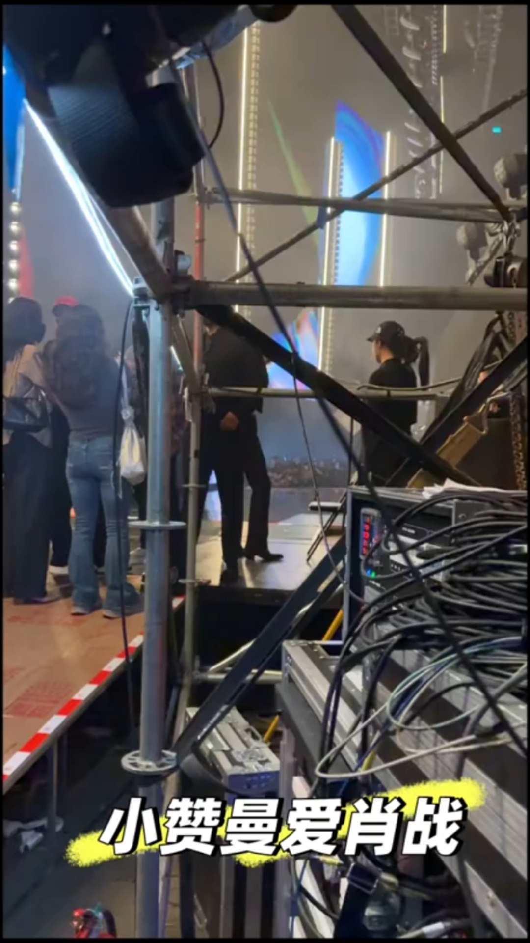 天呐，半遮半挡间，那条微曲的长腿好性感。一直盯着看，完全挪不动眼神