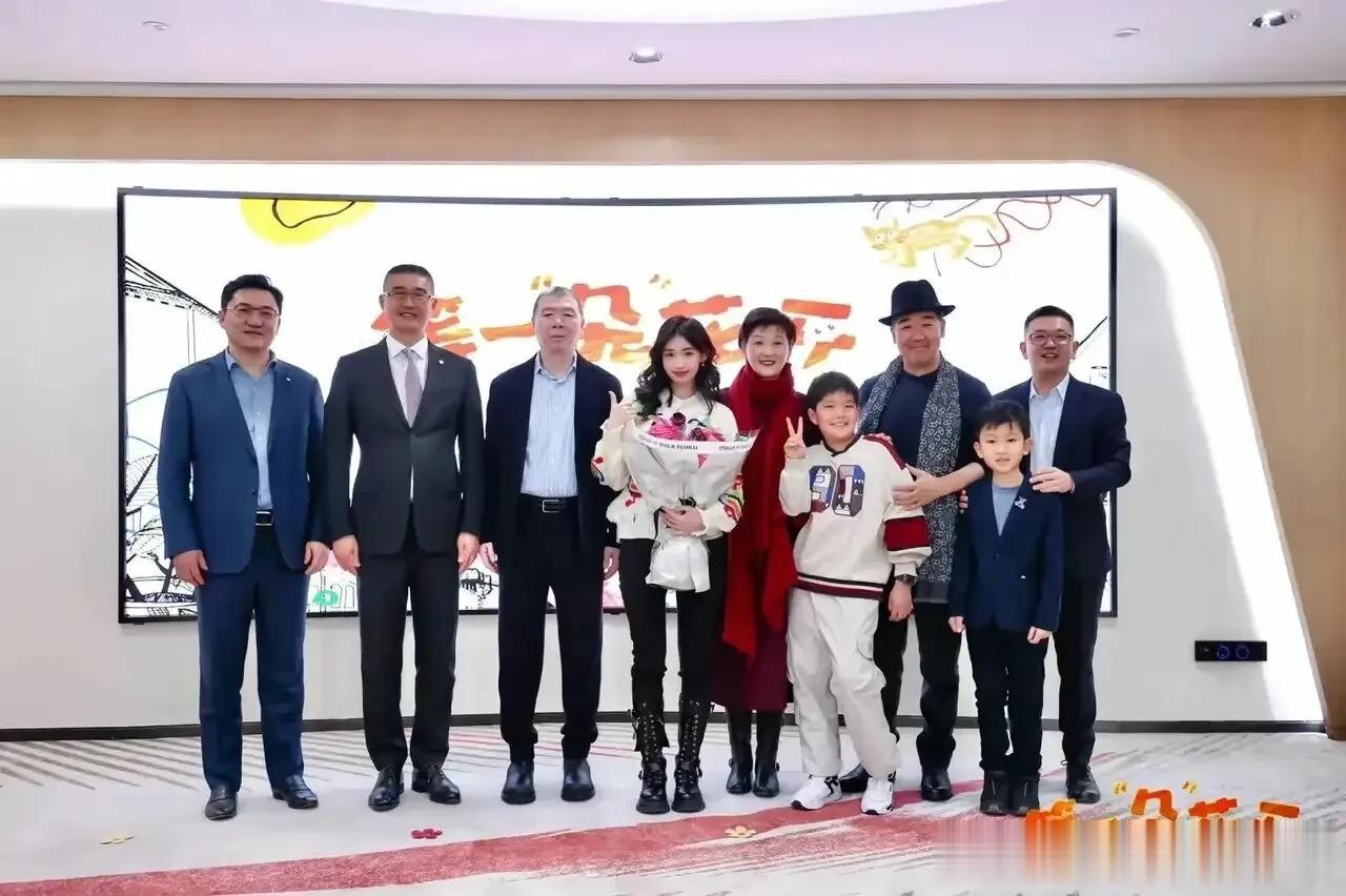 冯小刚徐帆为17岁女儿徐朵办画展，并出席剪彩。张国立等大咖也出席画展，为徐朵捧场