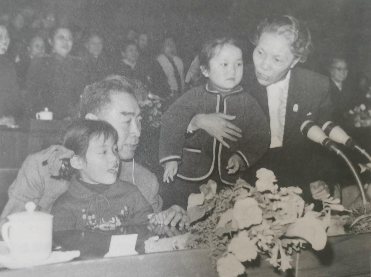 1960年，周总理和蔡畅在北京三八节妇女庆祝大会上。蔡畅和周总理都曾到法国勤工俭