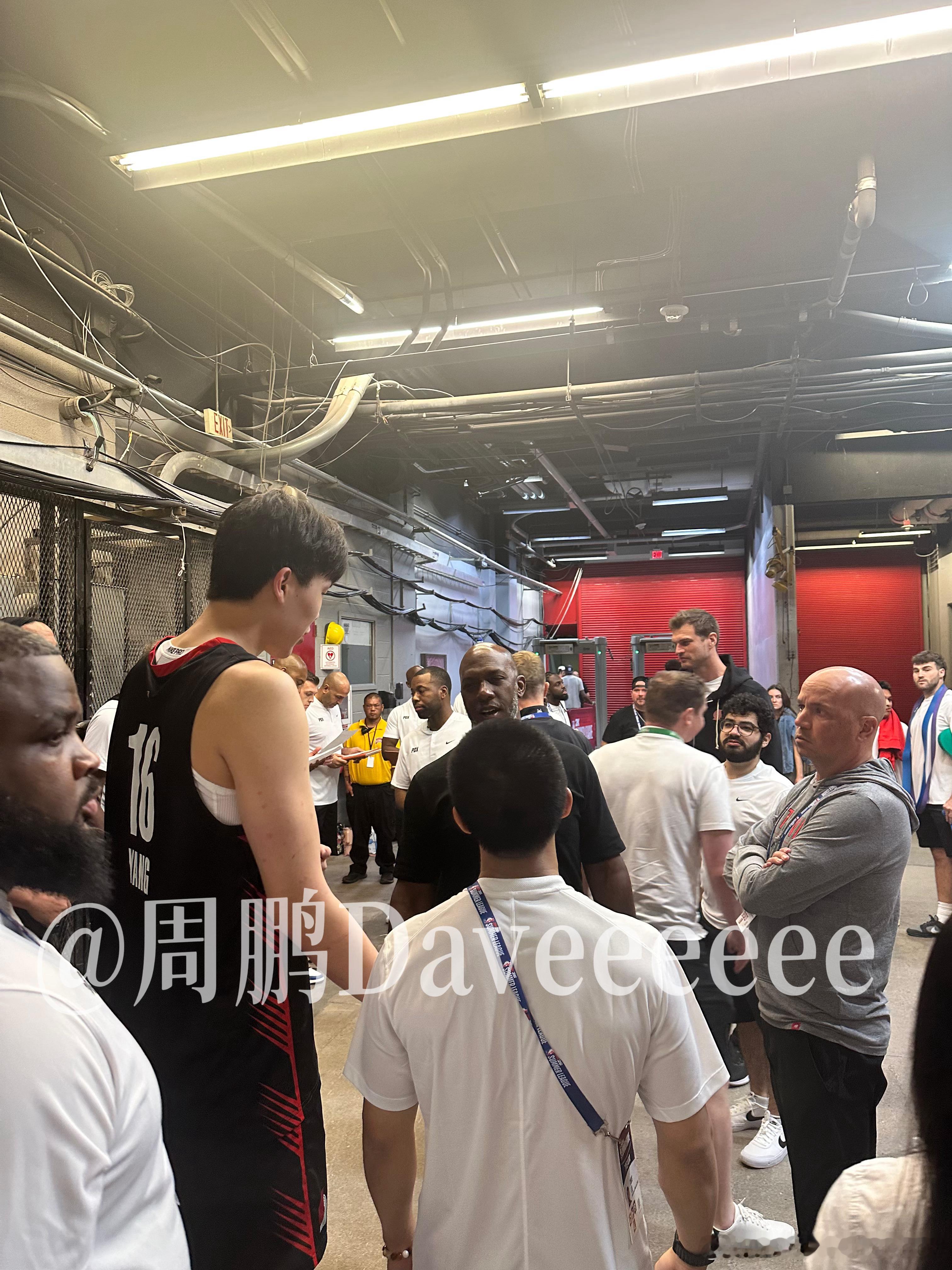 主教练比卢普斯在球员通道等着刚刚接受完采访的杨瀚森，连说了好几遍：“Good J