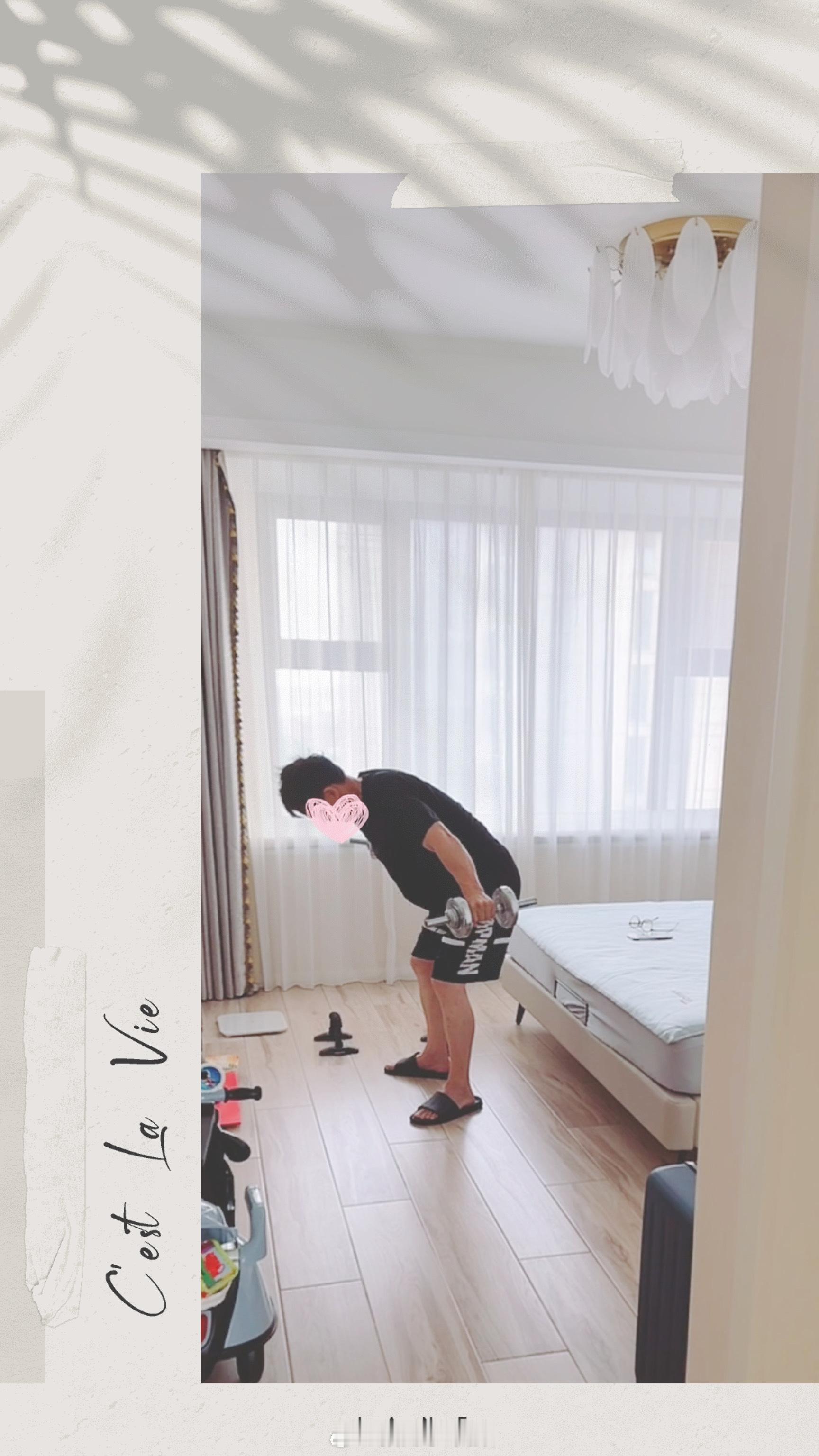发现外公在健身我说你这哑铃买的跟玩具一样他递给我说这个14斤不轻的 你试试我拿起