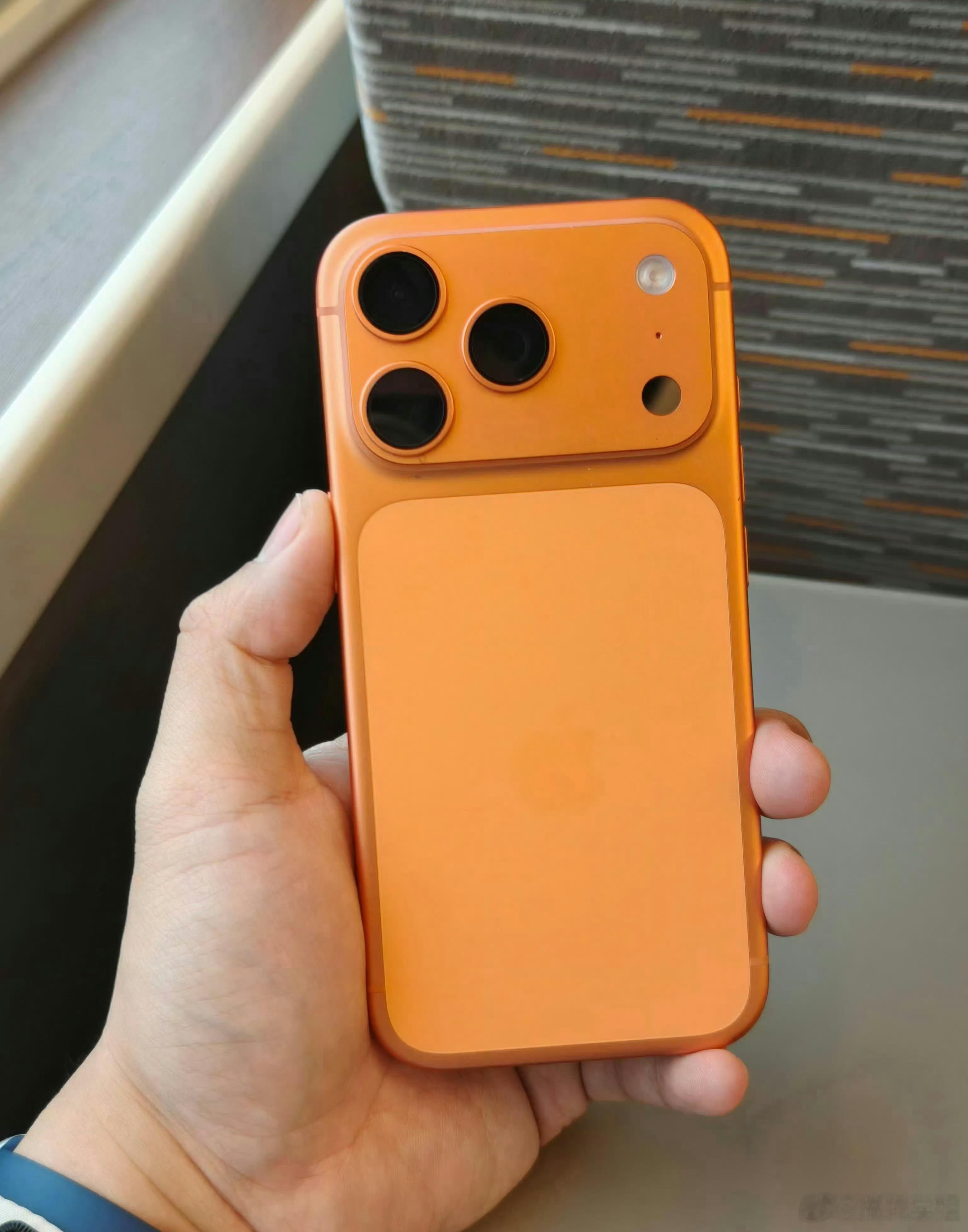 iPhone最抢手颜色还是橙色好看，这个红色要红不红的，放在手机上显得有点土…各