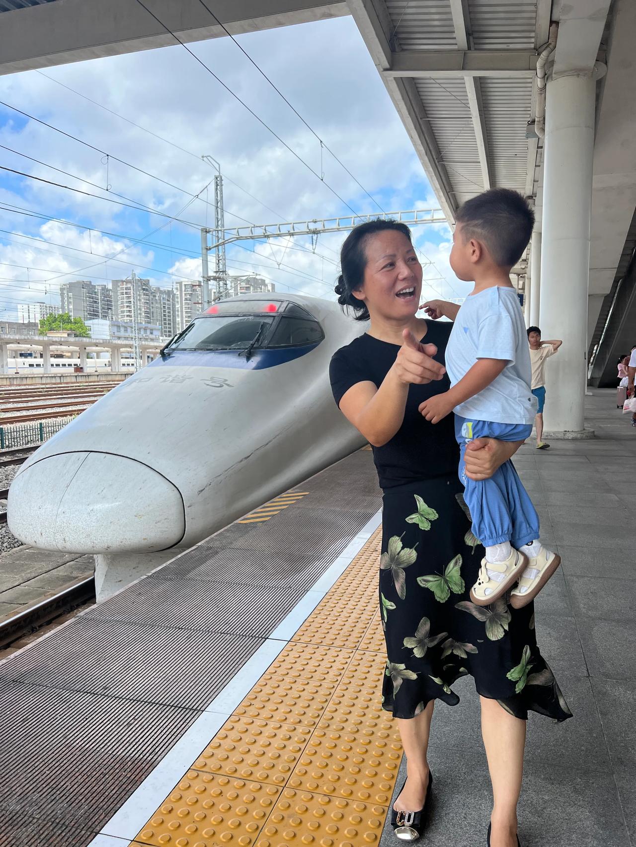 爷爷奶奶叔叔阿姨哥哥姐姐们，今天妈妈带我去体验坐高铁，我去贵港吃喝玩乐了😃。
