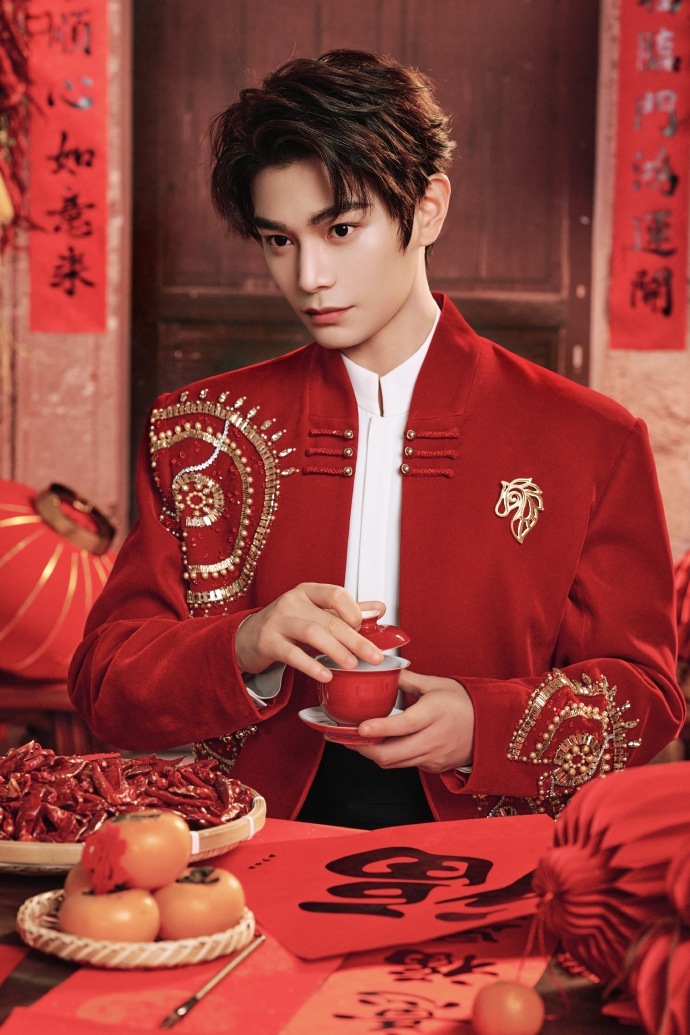 艾特千问扒春晚同款真好使丁禹兮的红外套好华丽哦！虽然我日常不穿，但是能不能莫名其