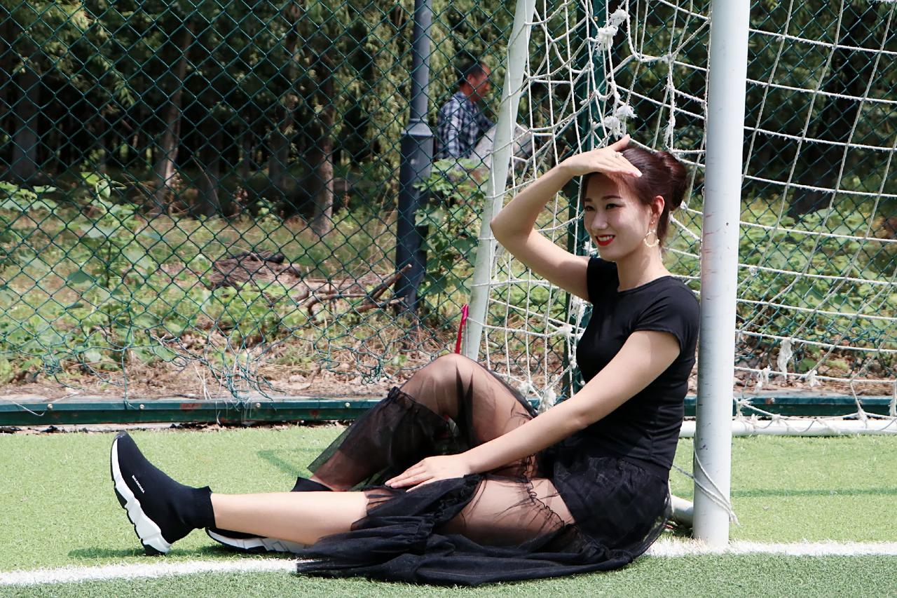 我是这么搭配的，我的纱裙没有防走光，只能里面穿个短裤。