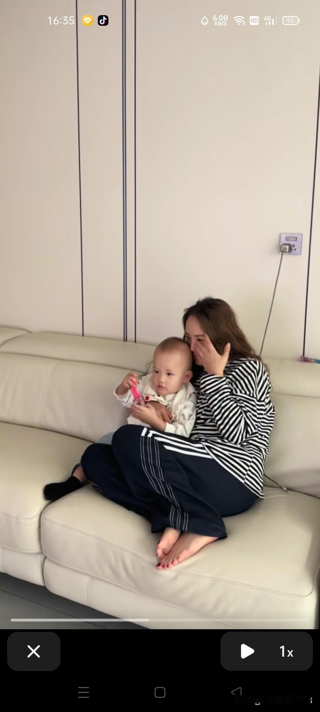 打开手机发现小妹更新的视频抱着孩子在哭。网友都纳闷说怎么回事儿啊？
      