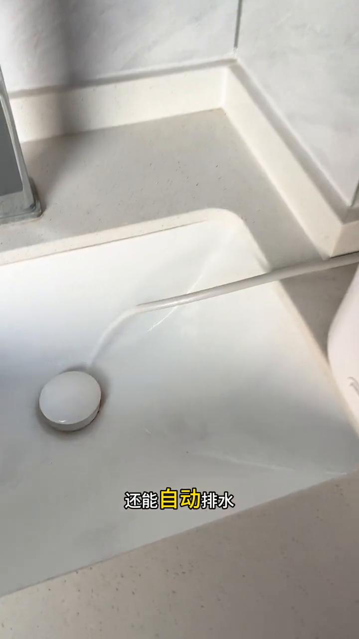 自动换水洗衣机，动力强劲解放双手。
我家这个小洗衣机能自动换水，还能自动排水。像