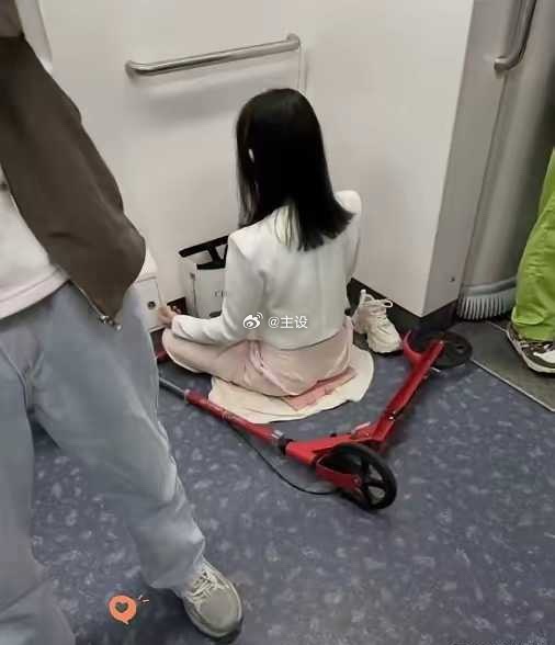 今天坐地铁无意间看到一件事，周围好几个人都在小声讨论 