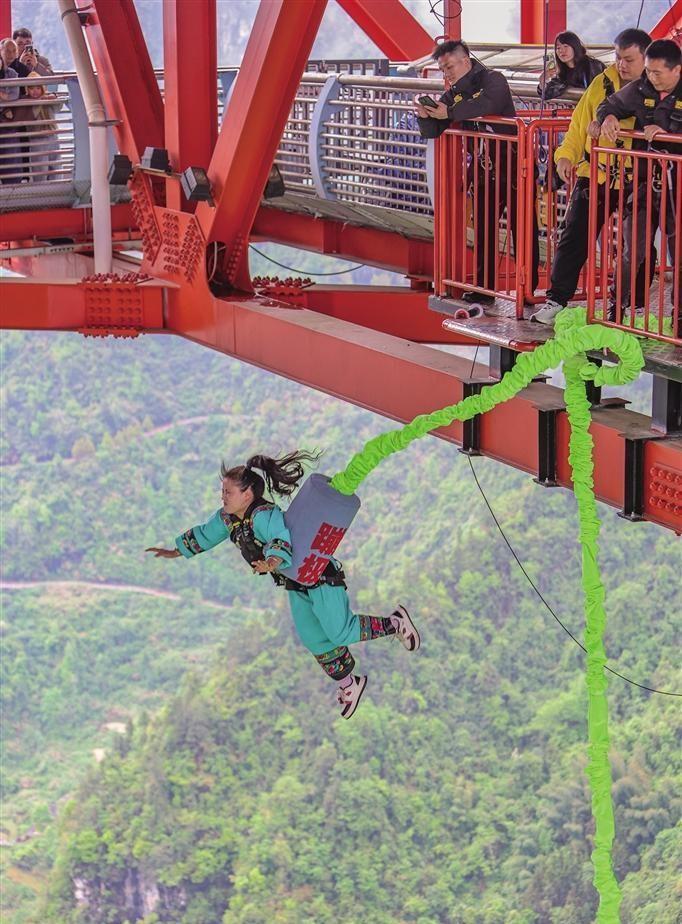 2026年4月16日，矮寨奇观旅游区办了场“德夯喜宴”，56个民族聚在一起。苗歌