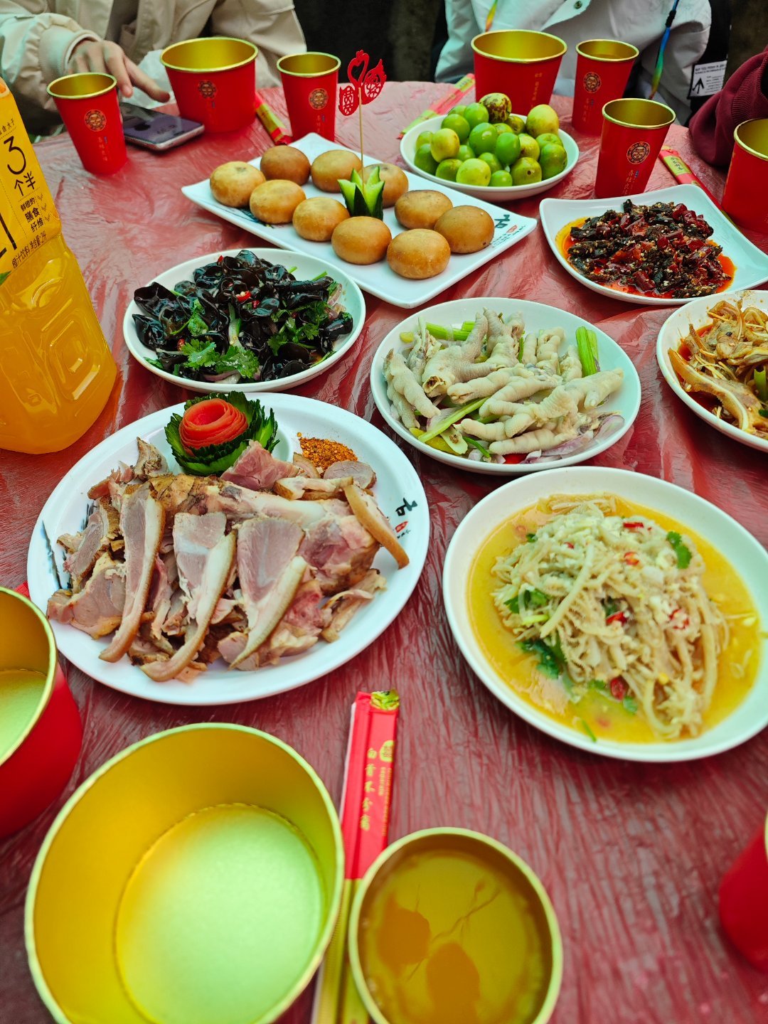 有的人还在睡觉，而我已经吃上席了，这你受得了吗[嘻嘻] ​​​