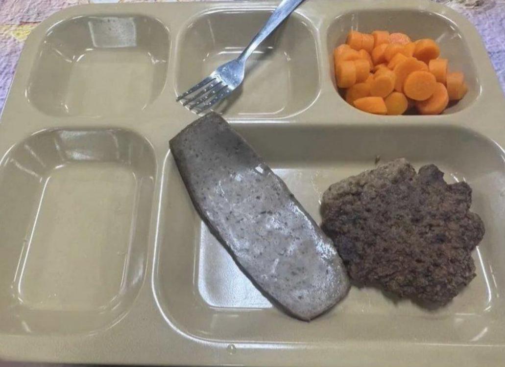 如果不是亲眼看到照片，很难想象，开着航母去打伊朗的美国海军伙食，就这？

当地时