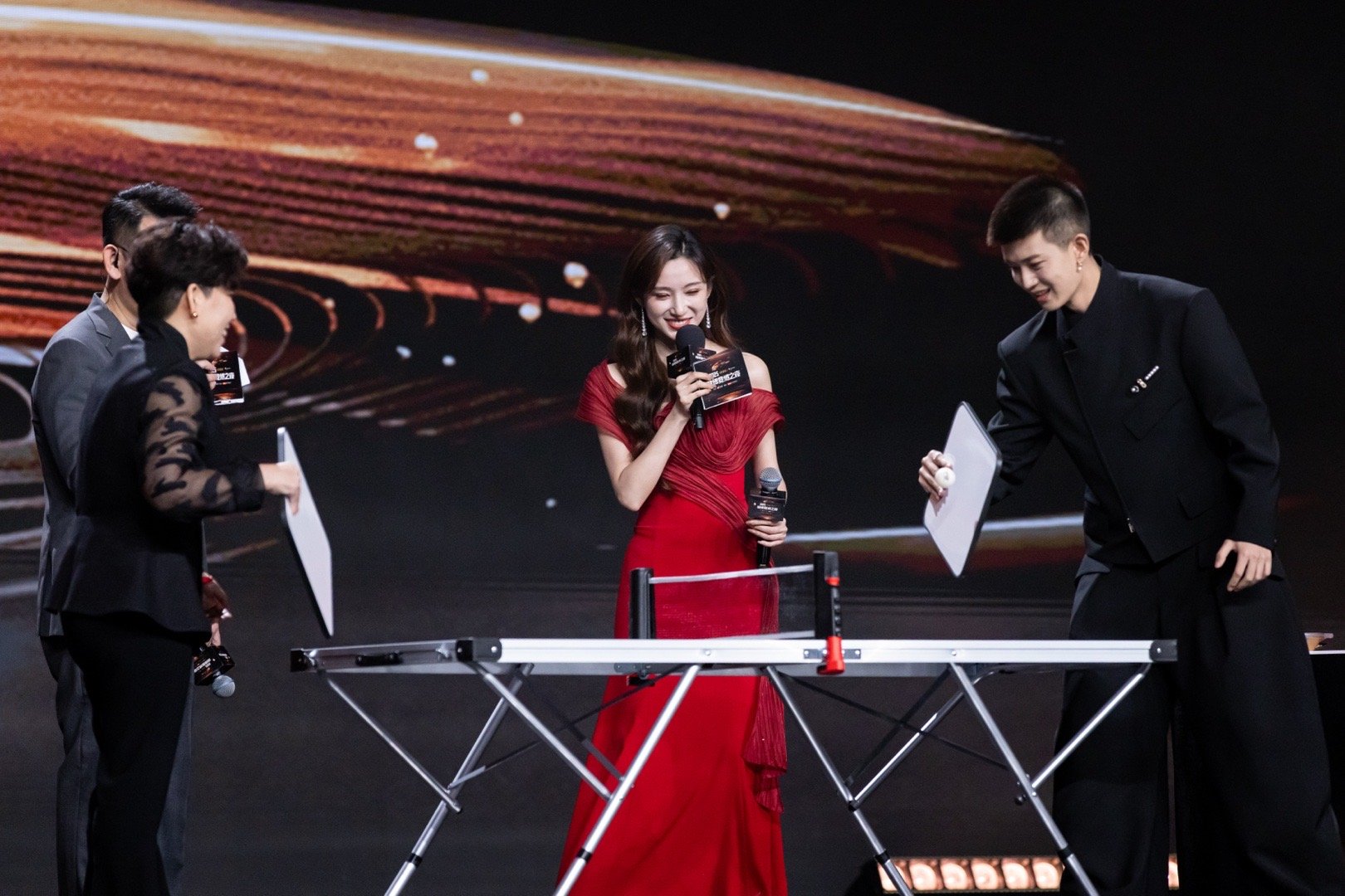 【】 拿起球拍能过招，拿起麦克风能唱跳， 还是太全面了！