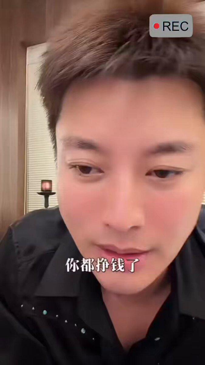 刷到贾乃亮直播间的这段发言，看完心里挺感慨。
 
不少观众弹幕问他，早就直播赚到