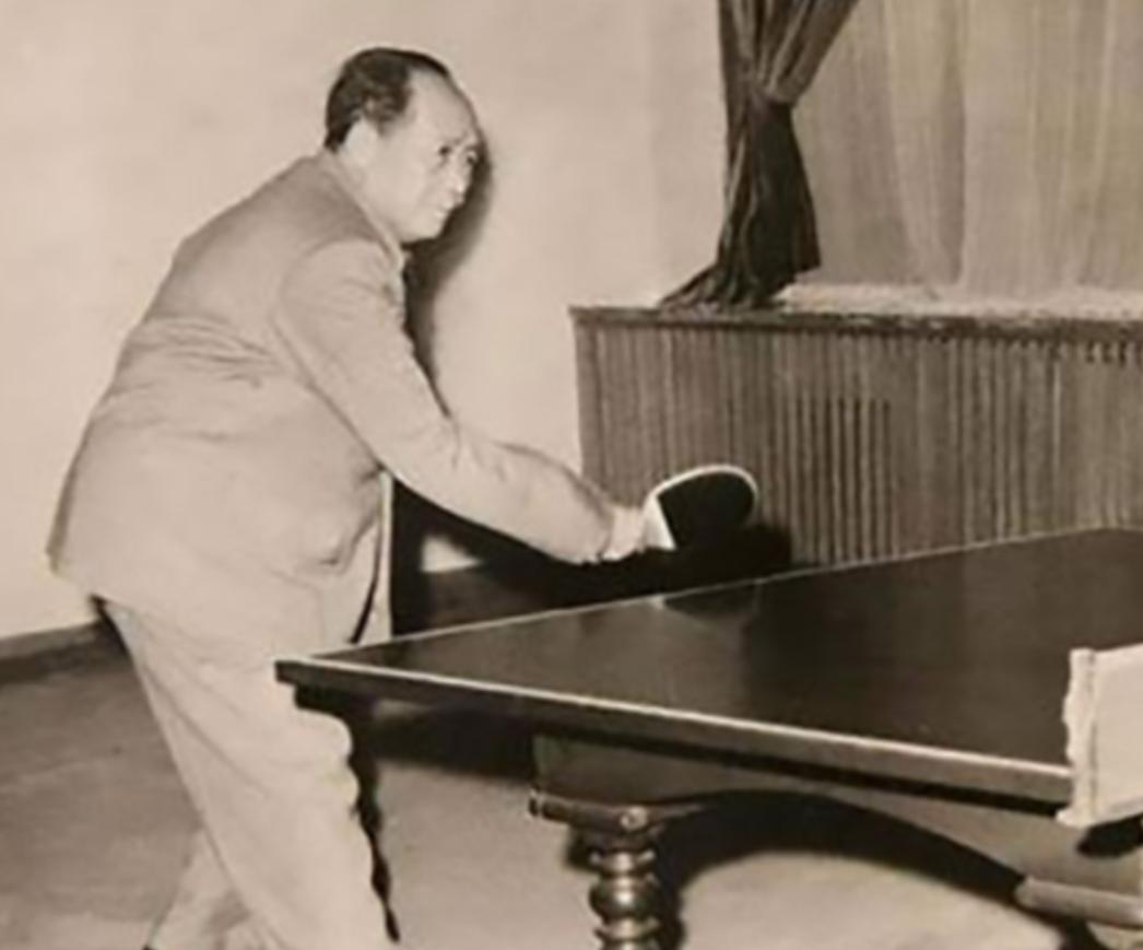 虽然伟人活到了83岁，但他的保健医生却说：“其实伟人不具备长寿的条件，他长寿是因