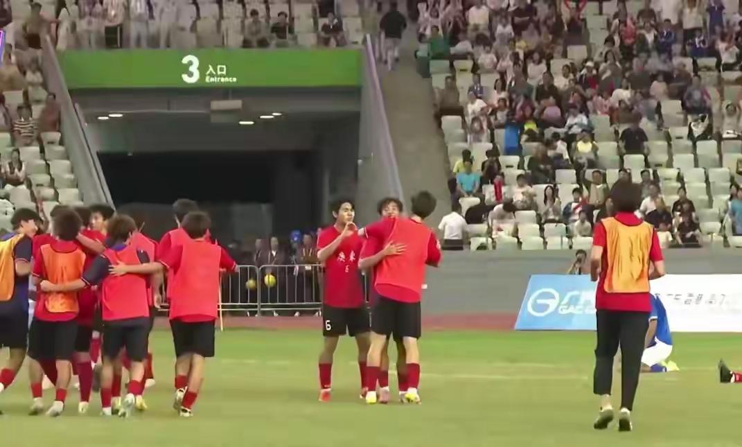 广东U18男足拿下这枚铜牌太燃啦！在宝安体育中心，他们以3:2绝杀江苏，全场瞬间