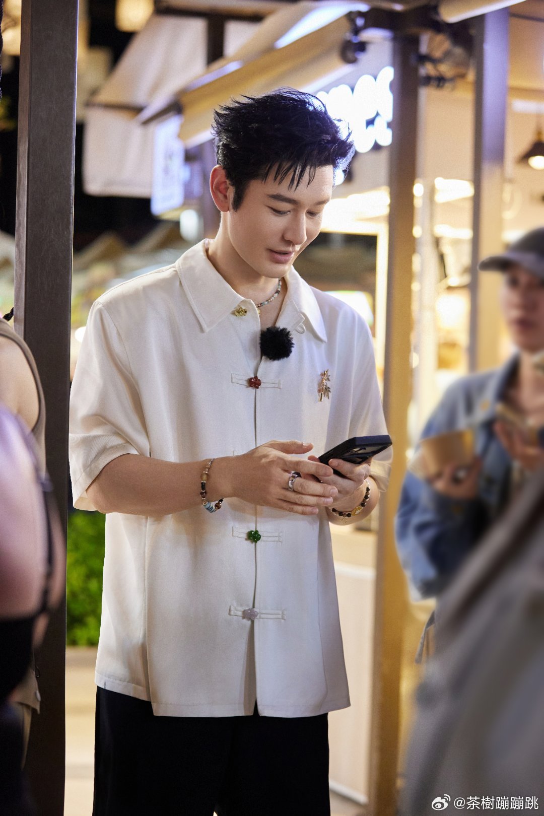 黄晓明说因担心杨紫才显得霸道 黄晓明在餐厅里总是忙忙碌碌的，他那种事必躬亲的负责