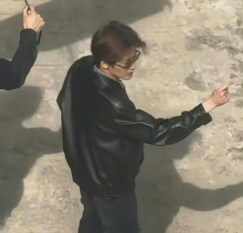 很帅气啊，是和以往不一样的角色，截然不同的感觉，檀健次在挑选角色和剧本这块，一向