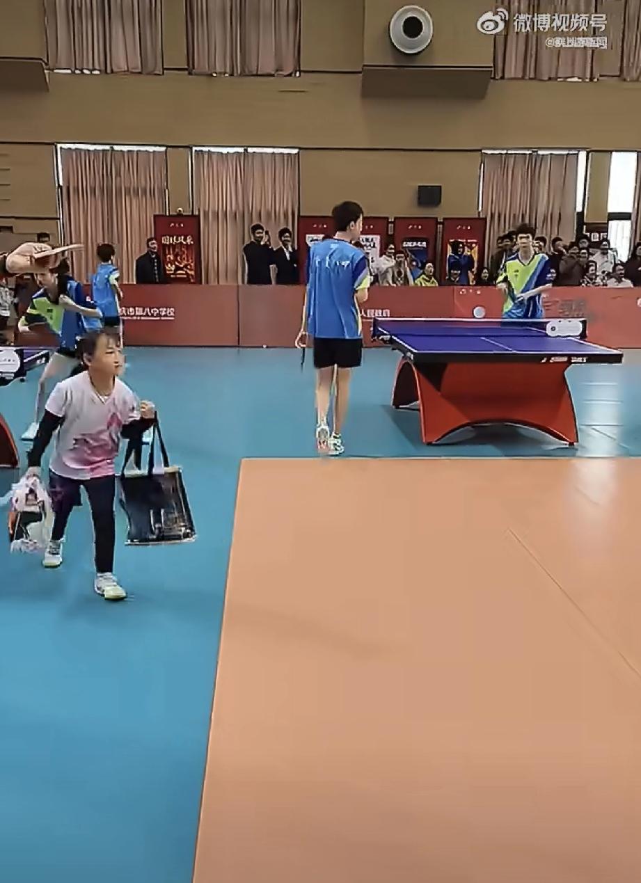 王楚钦又收到小球迷的礼物了[笑哭]，
今天上午，王楚钦和参加2026WTT重庆冠
