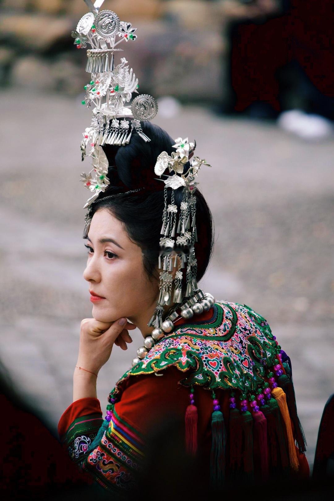 哇塞！今天看到肇兴侗寨偶遇曾黎 这个话题，一下子就来了精神。曾黎去肇兴侗寨游玩，