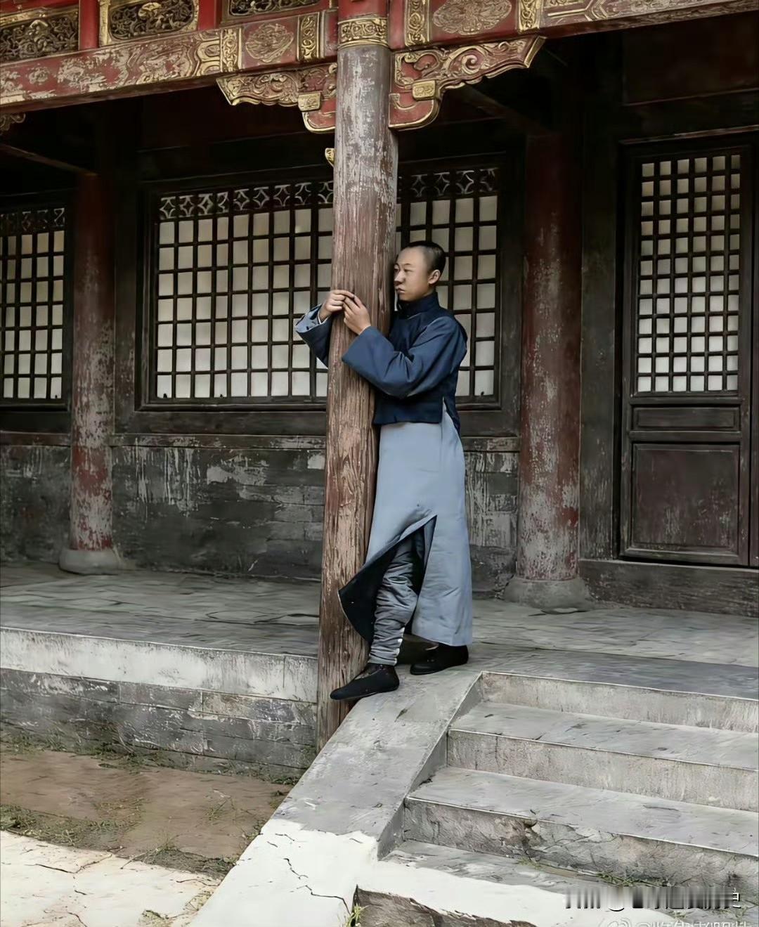 青年溥仪被困于那斑驳的紫禁城，百无聊赖地倚柱而立，目光中尽是落寞与茫然。
往昔金