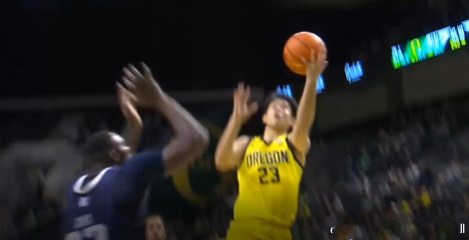 NCAA俄列冈大学67:63战胜莱斯大学，中国球员林葳5投0中，罚球4中3，得到