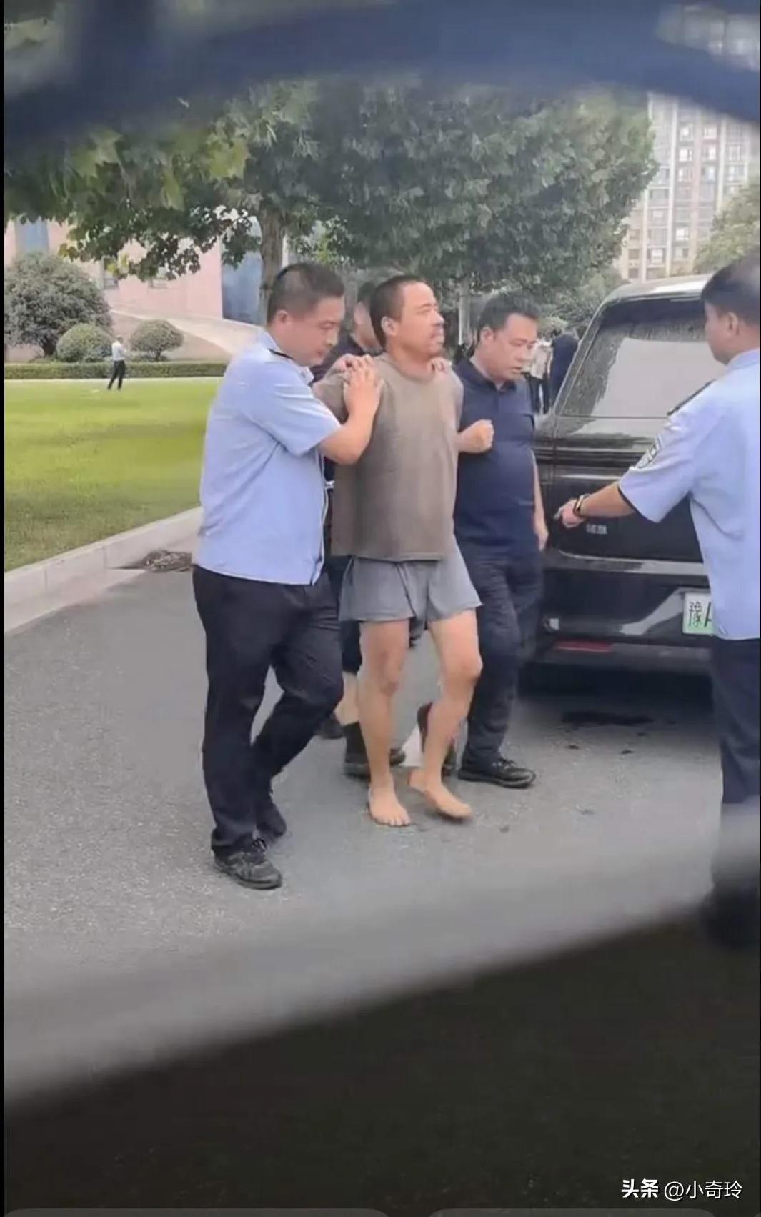 夏某被抓了，

他的子女要被他连累了，

以后如果想要考公，进体制内，光是审核家