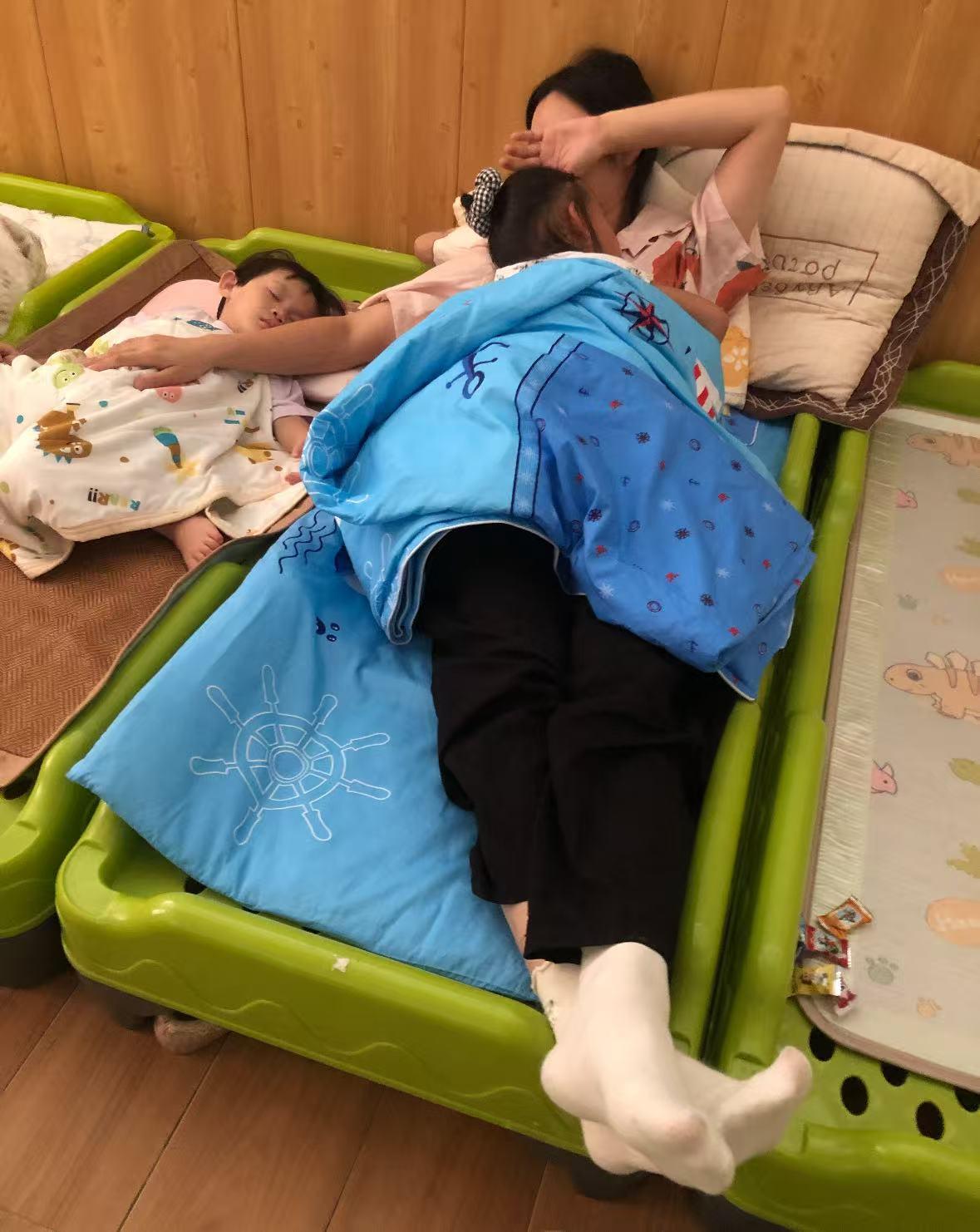 我表姐在幼儿园当老师，今年38，
暑假还没过完就递了辞职信。
全家都说她傻。编制