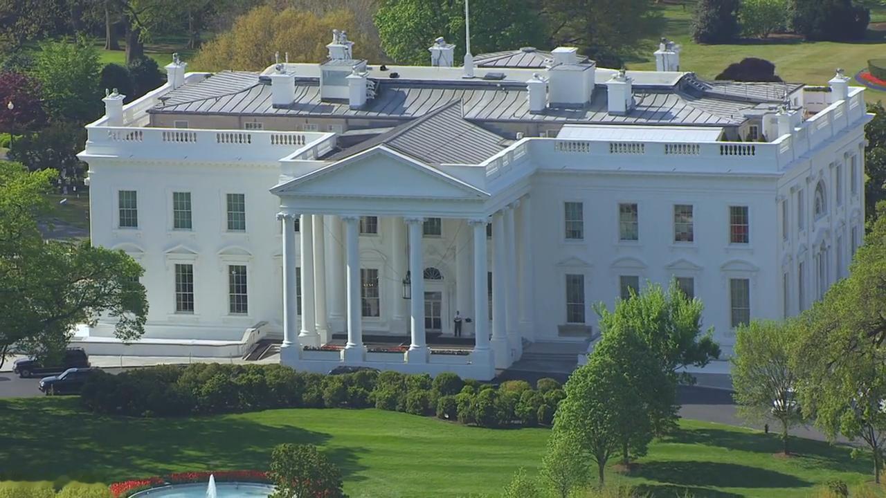 特朗普曾想在白宫东翼建个豪华宴会厅，结果法院一纸禁令直接给他泼了冷水。可这位倔老