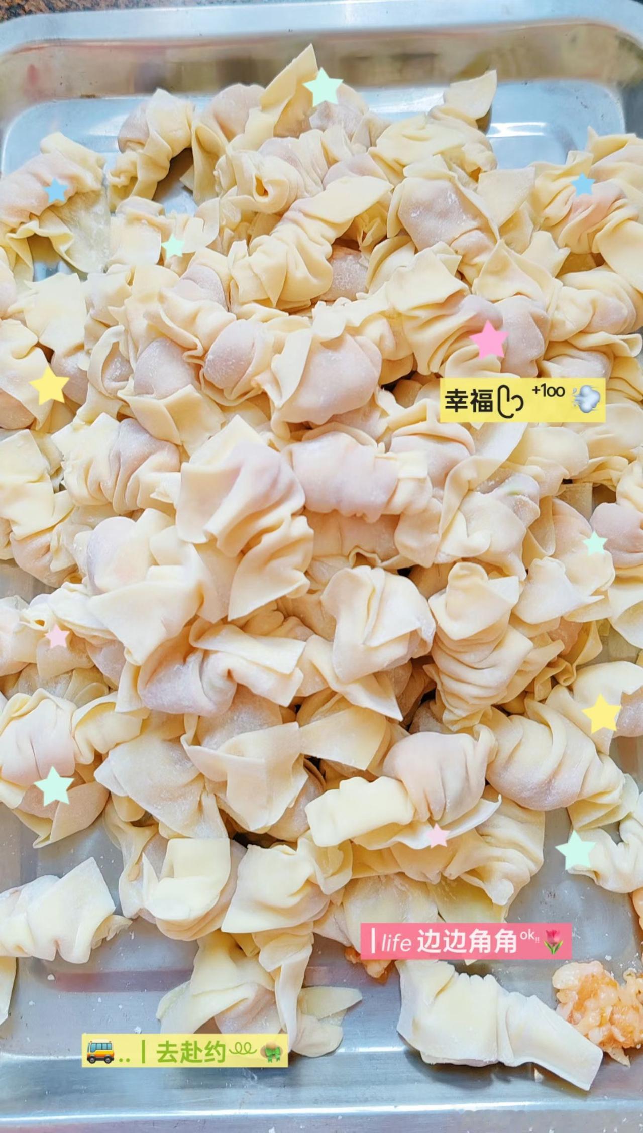 谁懂啊！今天在家包了满满一大盘云吞，褶子捏得歪歪扭扭但个个都塞得鼓鼓囊囊的，全是