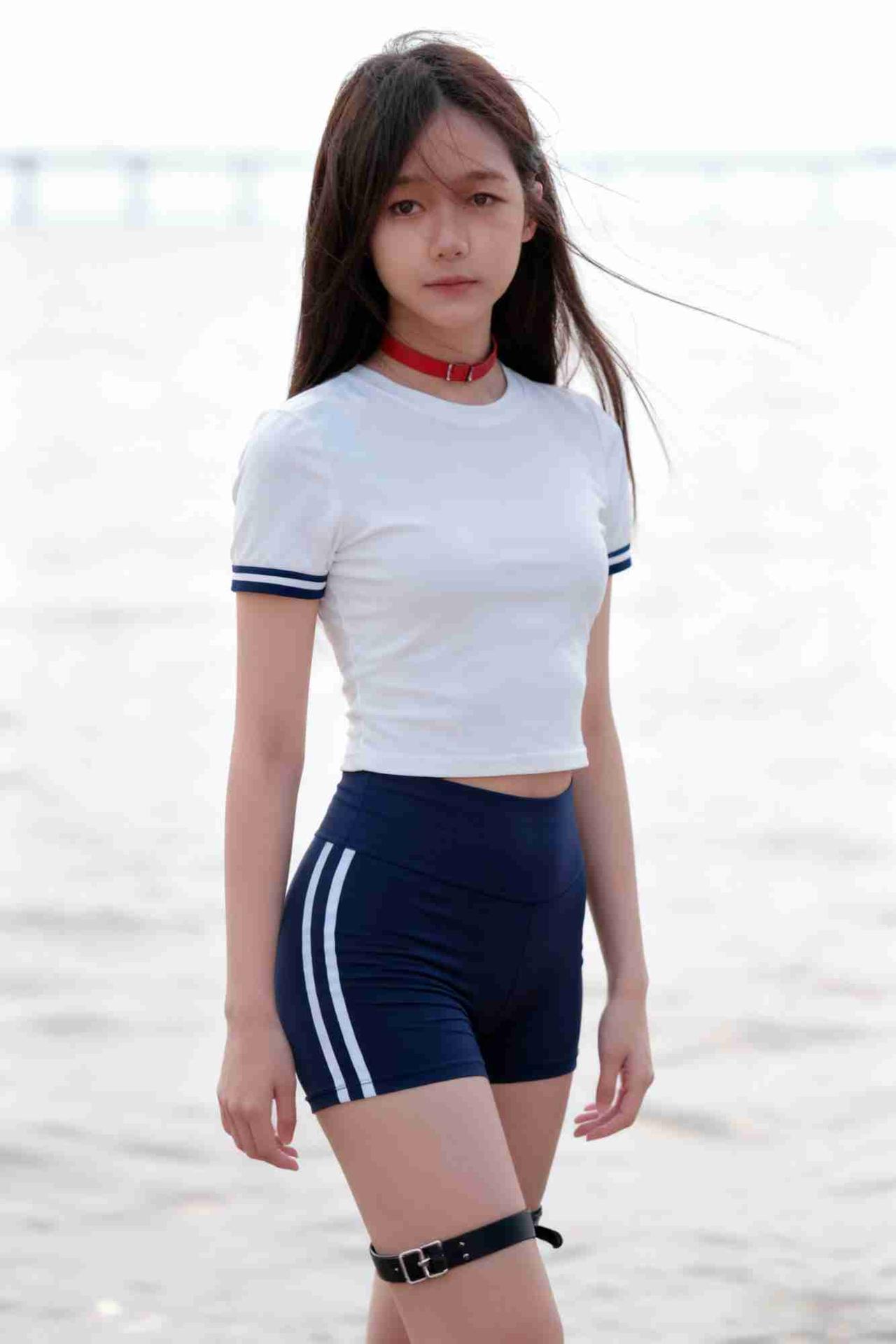 我的今日状态：🥲强颜欢笑
我这里的天气：🌤️多云
吹吹海风，穿得有点单薄，有