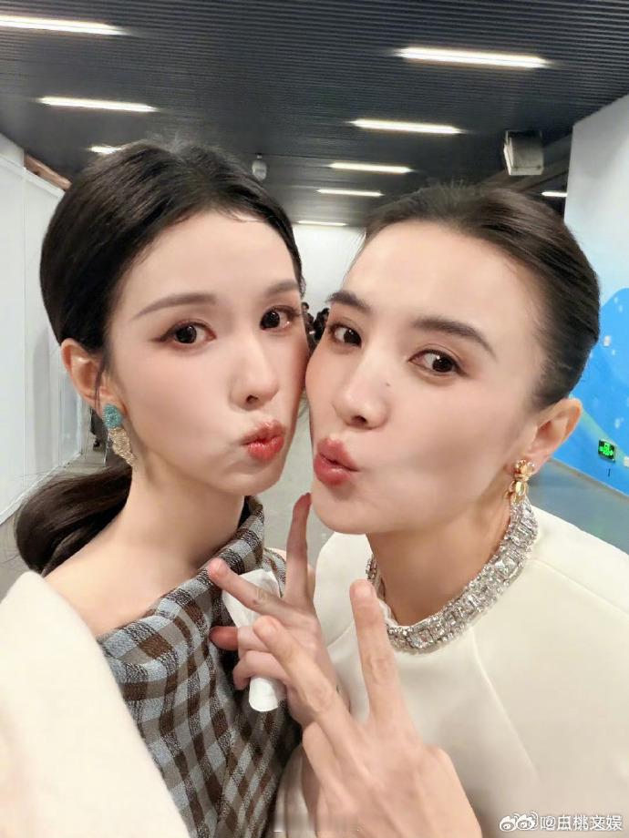 宋佳陈都灵在现场完成亲密的贴贴互动，二人靠近的距离让网友纷纷表示看着快要亲上，成