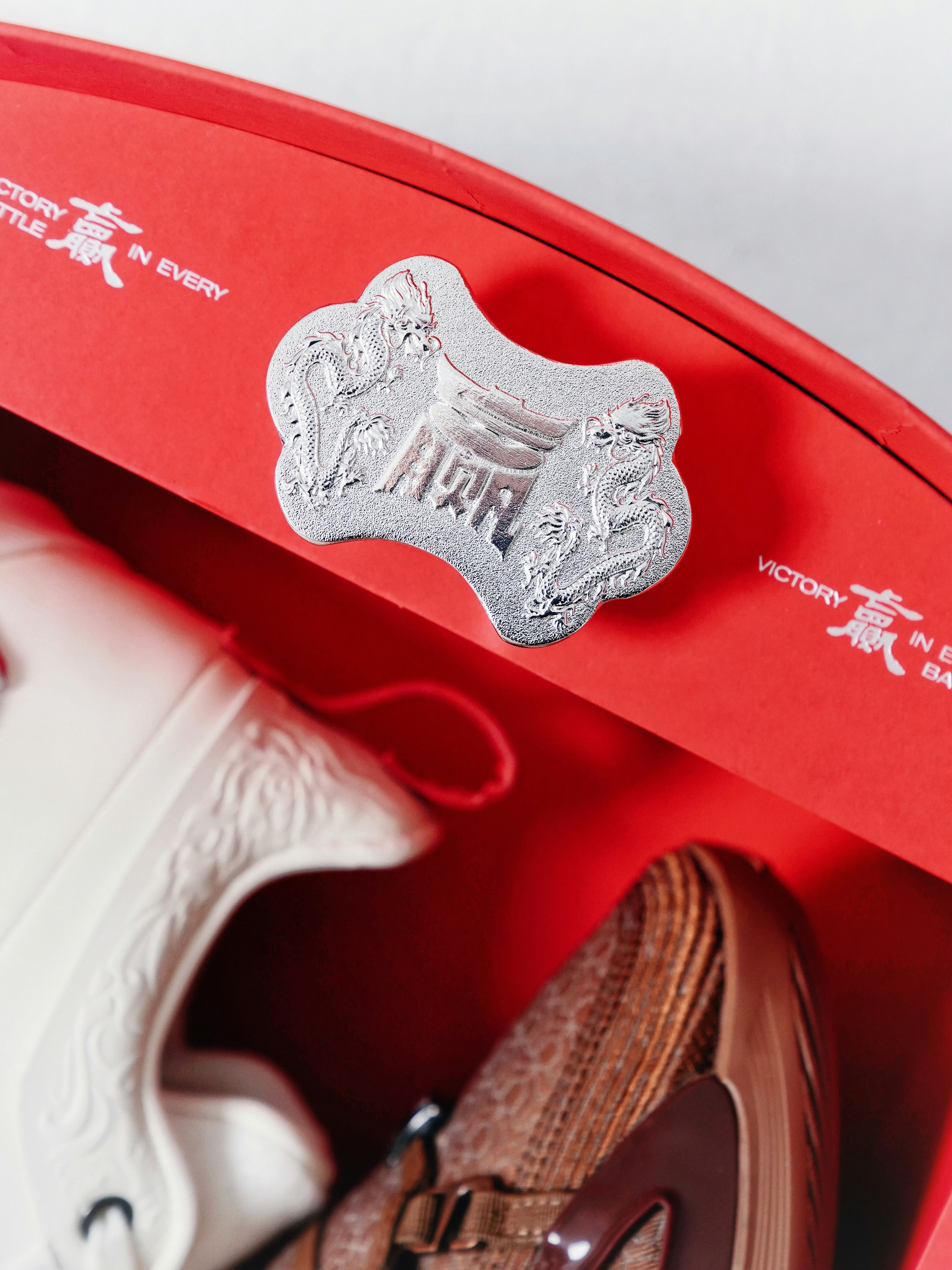 李宁篮球联合杭州潮流单位 Xsneaker 与设计品牌 REDCHARCOAL，