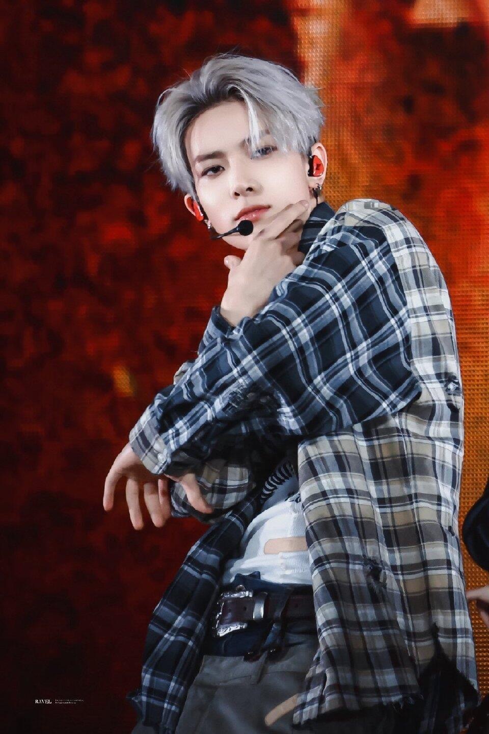 李羲承清爽感咱就说没想到这个李羲承如此反差，舞台上肆意释放魅力的爱豆，舞蹈丝滑歌