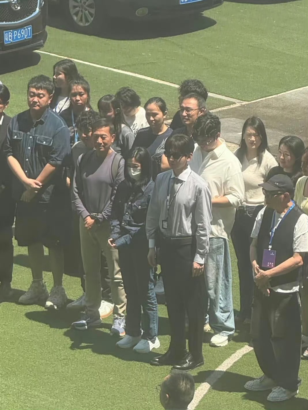 能一眼认出笔直站姿的他。 ​​​