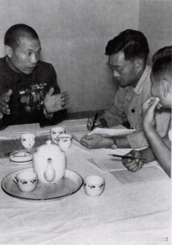 第一届全国人民代表大会代表、全国农业劳动模范李顺达(左)在接受记者采访。
