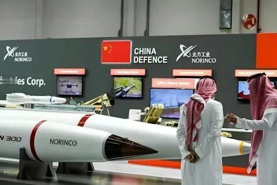 在国际焰火嘉年华上，中国展出了各种新式大爆竹。

头顶一块布全球我最富：这玩意，