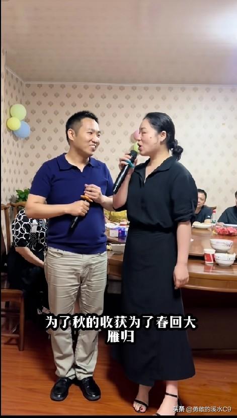 同学聚会的场面，氛围简直拉满！大家一同举杯，第一杯敬往昔。那些年一同追求的女孩，