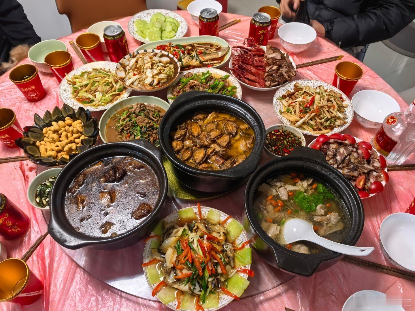 老一辈做饭好吃的原因  火候掐得准，调味凭手感，不糊弄不偷懒，食材新鲜舍得下料。